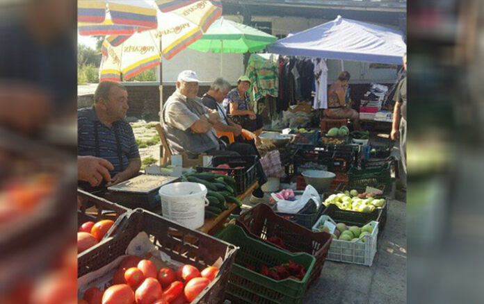 Земеделци от Кюстендил продават продукцията си в квартал „Изток“ заради липсата на клиенти и вноса от чужбина