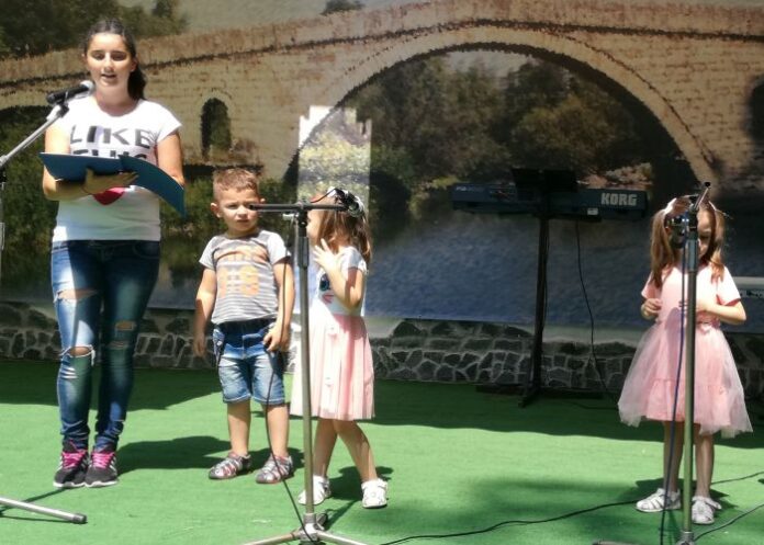 Празникът в Невестино събра различни поколения в парка до река Струма при известния Кадин мост