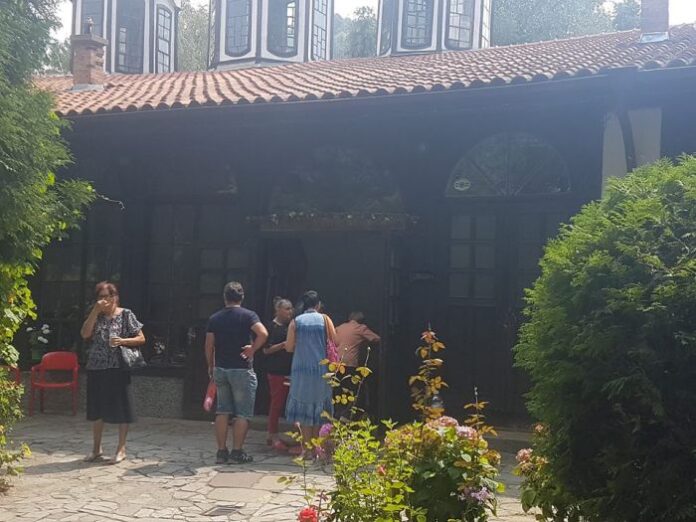 Стотици се стекоха в църквата „Успение Богородично“ в центъра на Кюстендил