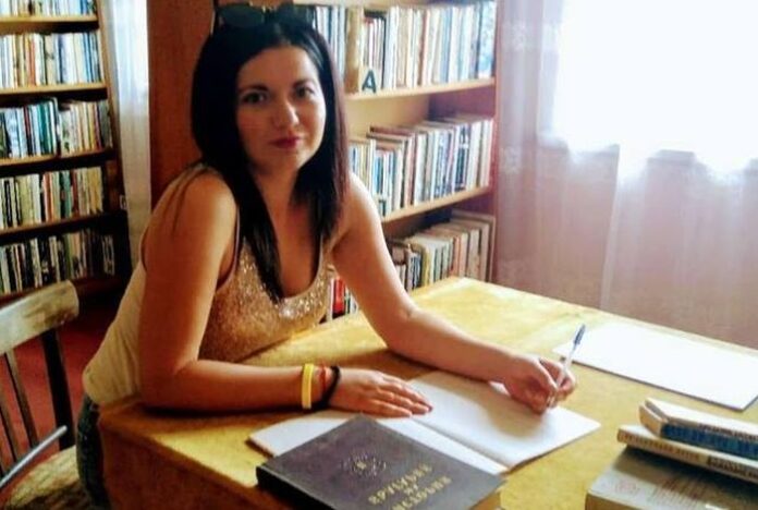 Студентка по психология е доброволец - библиотекар в читалището в Таваличево
