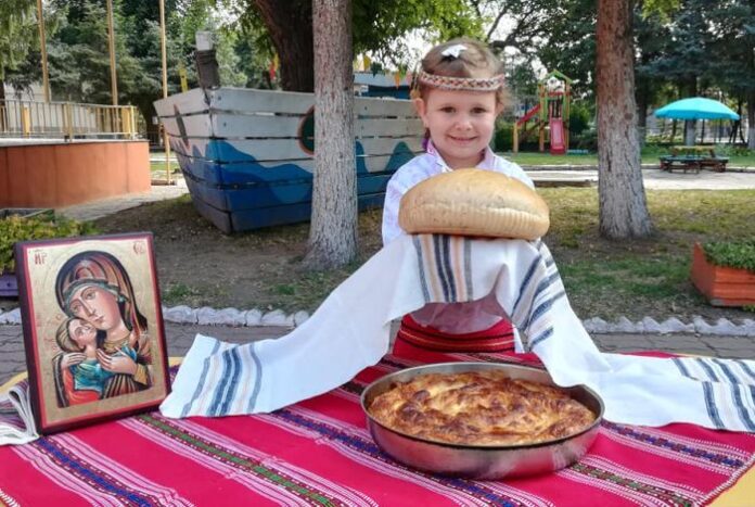 Деца замесиха Богородична питка в ДГ "Слънце"