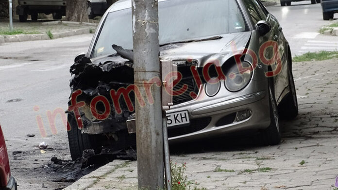 Пожар в автомобил на „Пътна помощ" подпали паркиран до него фолксваген