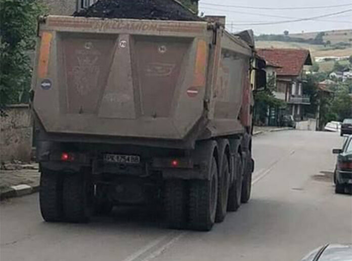 Камиони с въглища рушат пътища и напукват къщи на централната улица в Бобов дол
