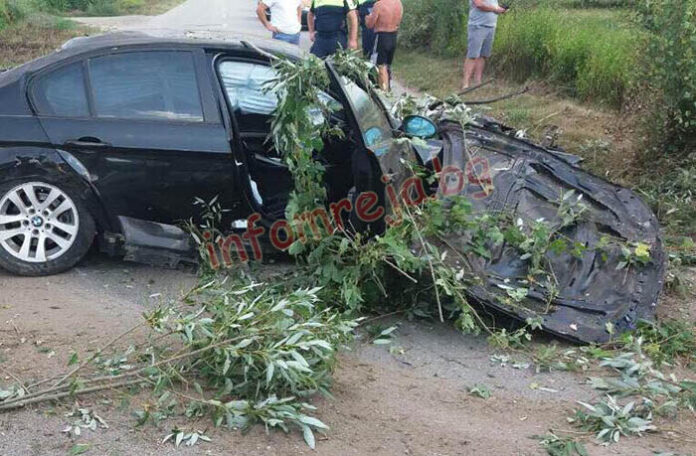 БМВ с млад водач от Дъбница катастрофира зверски край Мосомище