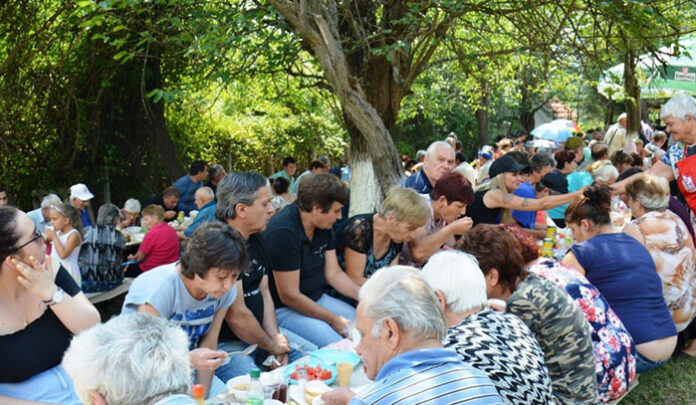 Богати трапези за Голяма Богородица събраха жителите на Брежани и Мечкул