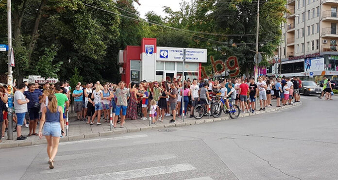 Отново протест пред Община Петрич, кметът дойде да говори с хората