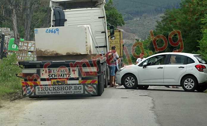 Ситроен се заби странично в камион на стария път за Благоевград