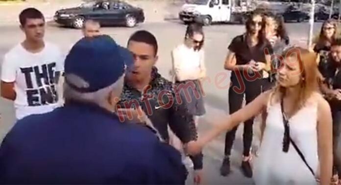 Младежи направиха жива верига пред Община Петрич (ВИДЕО)