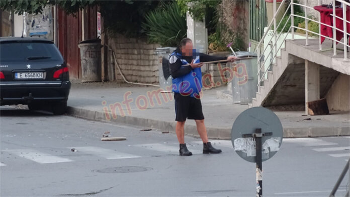 Мъж вилня пред поликлиниката в Благоевград, чупи и разпиля инвентар на закусвалня