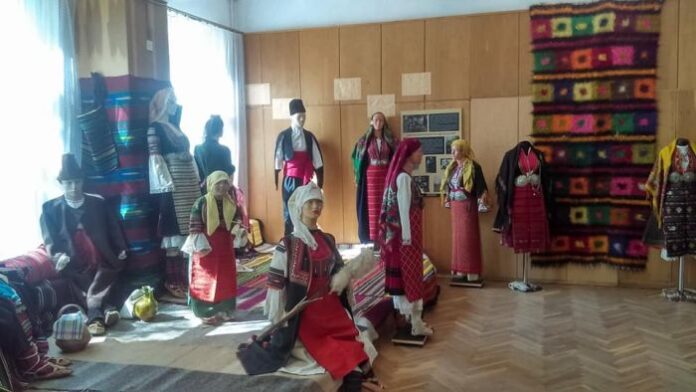 Етнографска изложба представя традиционни облекла, тъкани и накити от Югозападна България