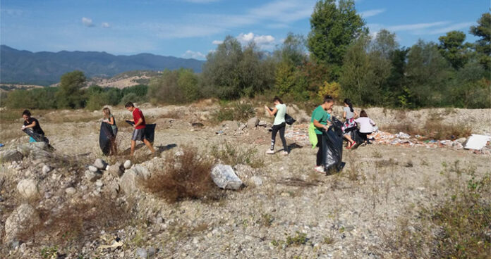 Детската чета на кметицата на Балдево почисти нерегламентирано сметище край селото