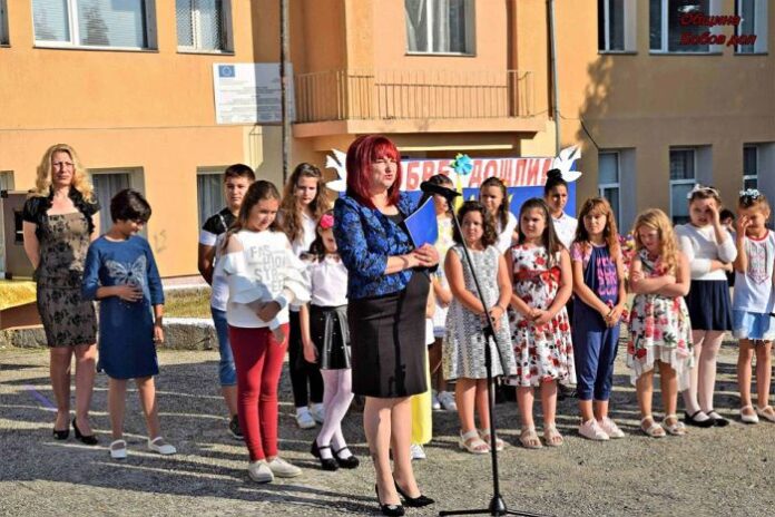 Кметът на Бобов дол подари книжки с български народни приказки на първокласниците от общината