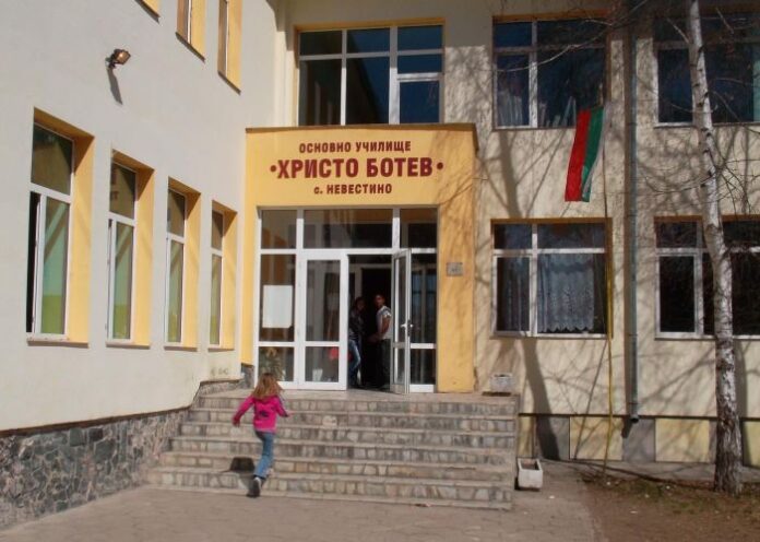 Детска площадка и фитнес на открито изграждат в ОУ "Христо Ботев" - Невестино