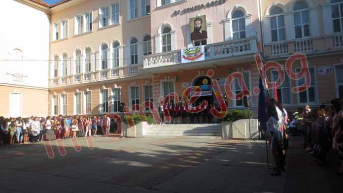 СУ "Христо Ботев" във Враца - училище на европейско ниво с невероятно богата материална база