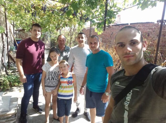 Млади хора помагат на дядо с две внучета от Кочериново