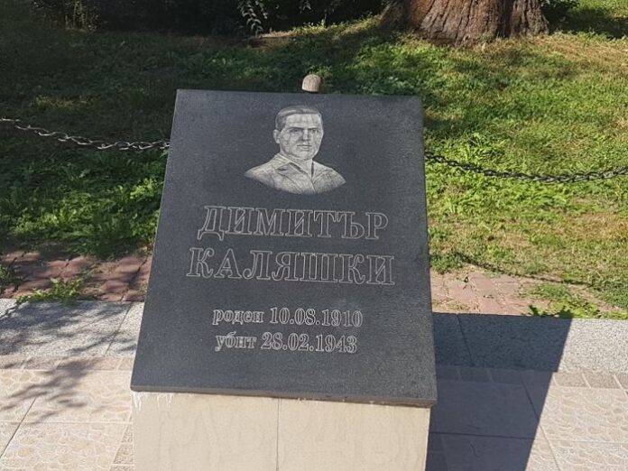 Почистиха осквернения паметник на Каляшки в центъра на Кюстендил