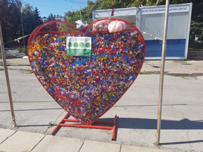 За пореден път кюстендилци напълниха металното сърце в центъра на града