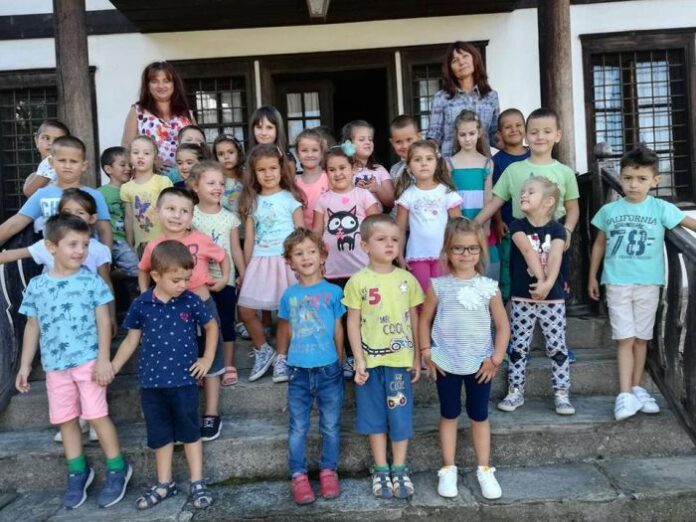 Деца се поклониха пред подвига на Дядо Ильо войвода в навечерието на Съединението на България