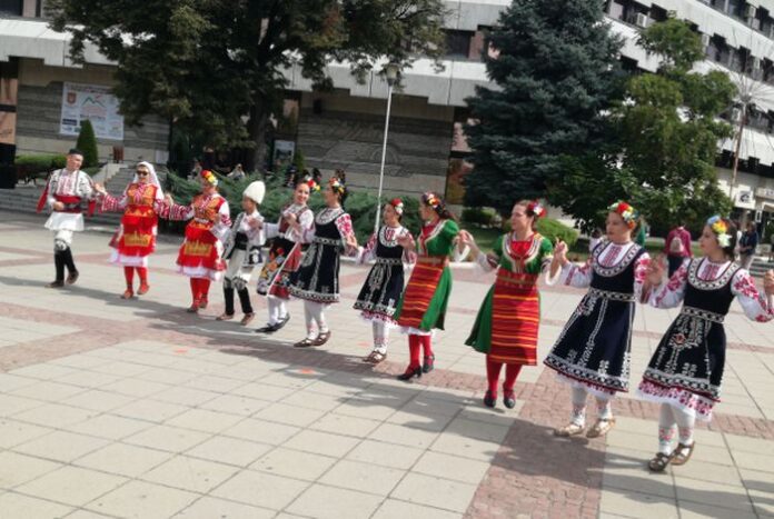 Народно хоро в чест на 133-годишнината от Съединението на България в Дупница