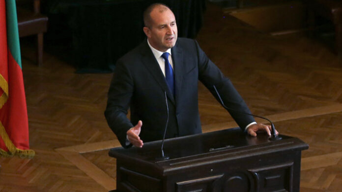 Радев подписа указа за Младенов