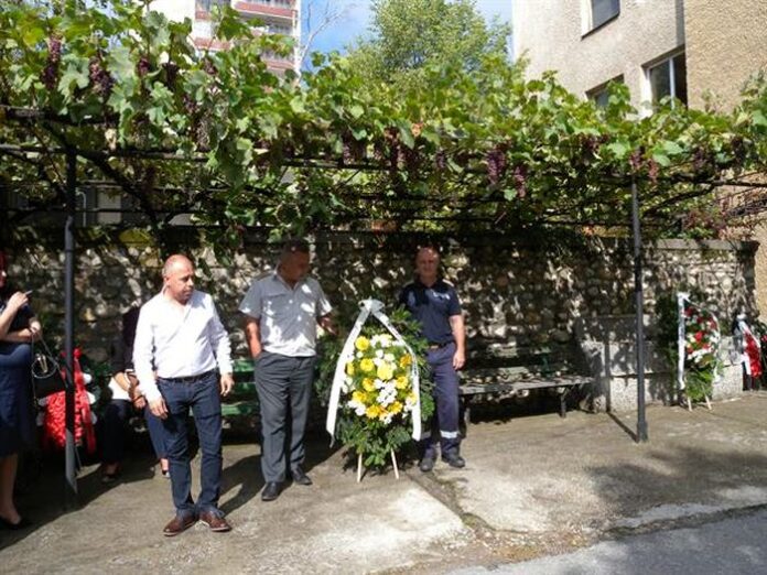 Почетоха паметта на загиналите пожарникари и полицаи при авария в Бобов дол преди 19 години