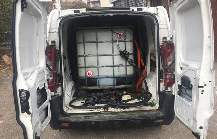 Подвижа бензиностанция падна в капана на полицията