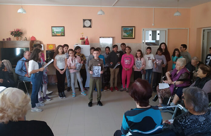 Учениците от Първо ОУ - Гоце Делчев, посетиха Дома за възрастни хора