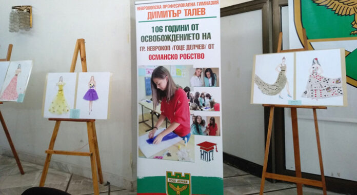 Ученици от НПГ "Димитър Талев" с изложба на нетрадиционни облекла за празника на Гоце Делчев