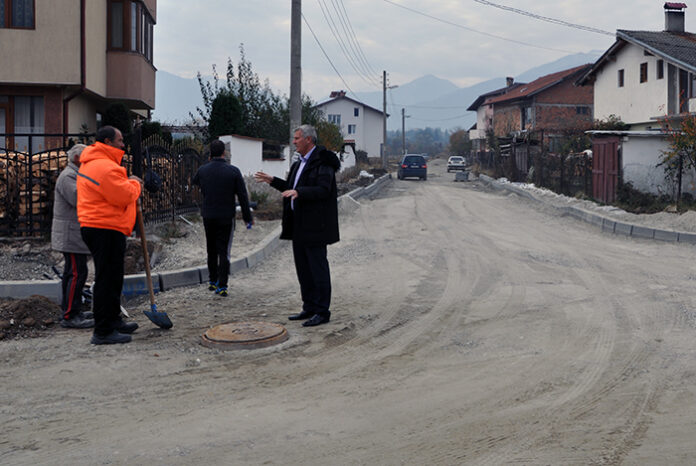 Ремонтите на ул. „Черна река“ в Разлог и ул. „Пета“ в Баня текат усилено