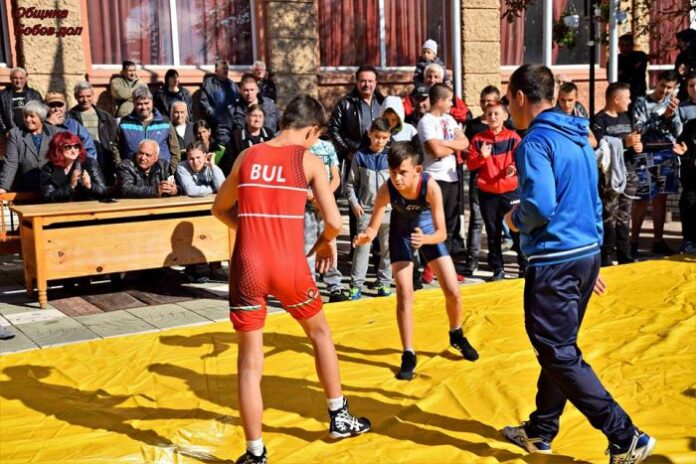 Демонстративен турнир по борба се проведе пред сградата на Община Бобов дол