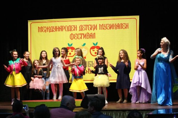 40 деца от страната и чужбина показаха теланта и труда си на "Златни ябълки" в Кюстендил