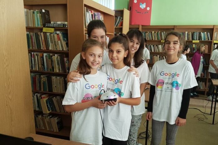Забавно програмиране с робота Финч в кюстендилската библиотека