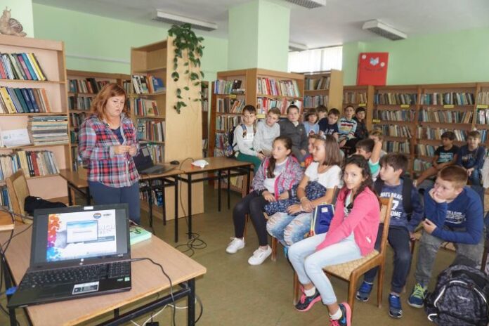 Възпитаници на ПМГ "Емануил Иванов" се забавляваха със своя нов приятел - робота Финч в библиотеката