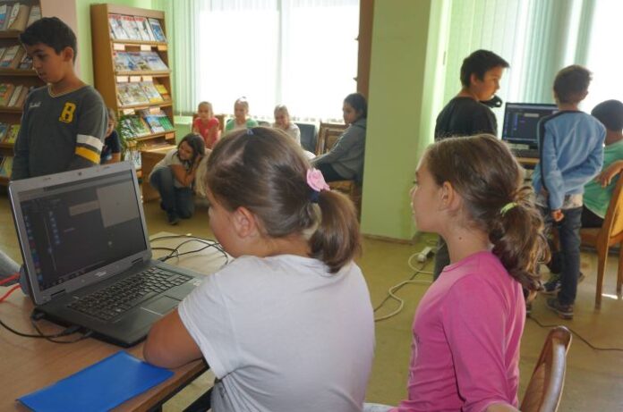 Ученици програмираха и организираха състезание за най-бърз робот в библиотеката