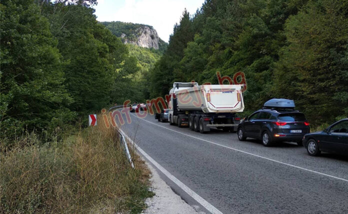 Две коли се удариха на пътя Места-Гоце Делчев, пострадаха четирима