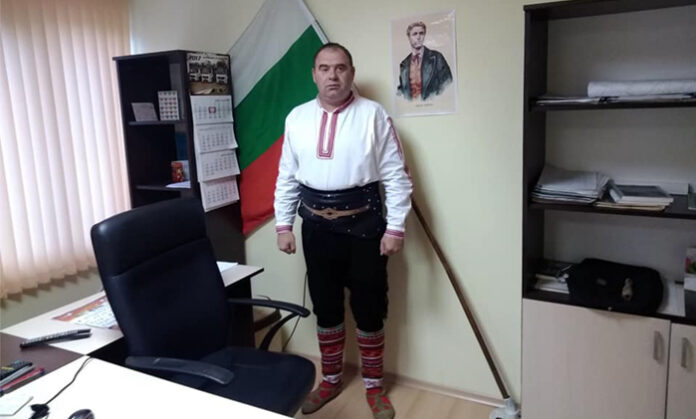 Кметът на Бистрица облече народна носия за Хелоуин