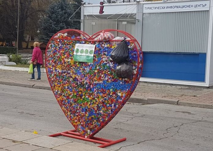 Кюстендилци напълниха металното сърце в центъра на града за пореден път