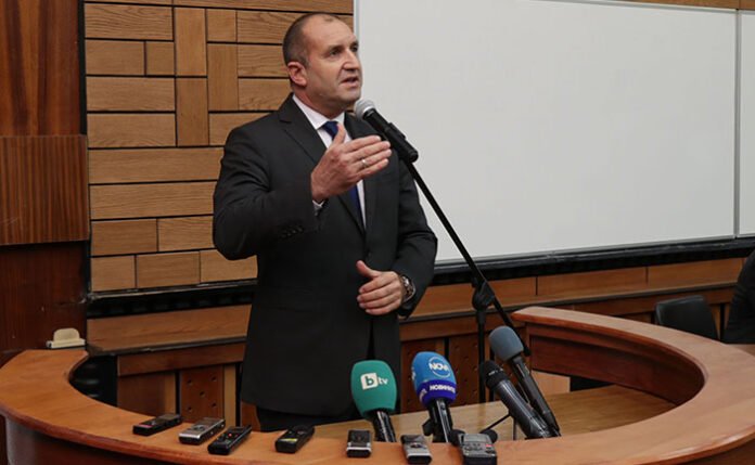 Румен Радев пред студенти: Страната ни се откъсна от бившите социалистически страни, с които споделяше сходни условия