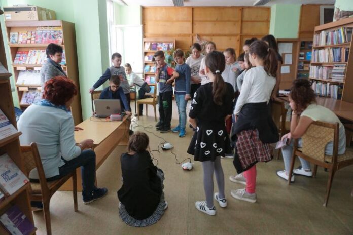 Ученици усвоиха програмата за управление на техните нови приятелчета-роботчета Финч