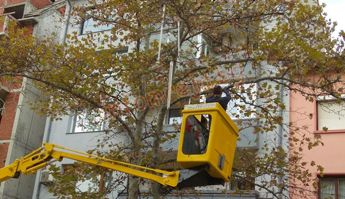 Започна монтирането на коледната украса в Благоевград