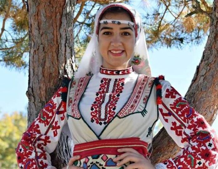 Василиа Петрова с отличие от "Малешево пее и танцува"