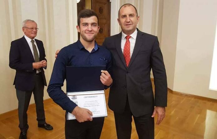 Президентът награди ученик от Симитли за отлични постижения в науката