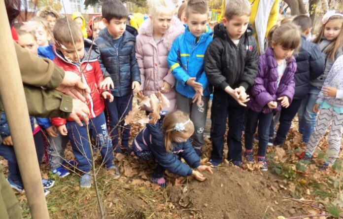 Деца и горски садиха черен дъб в двора на Детска градина „Зора“