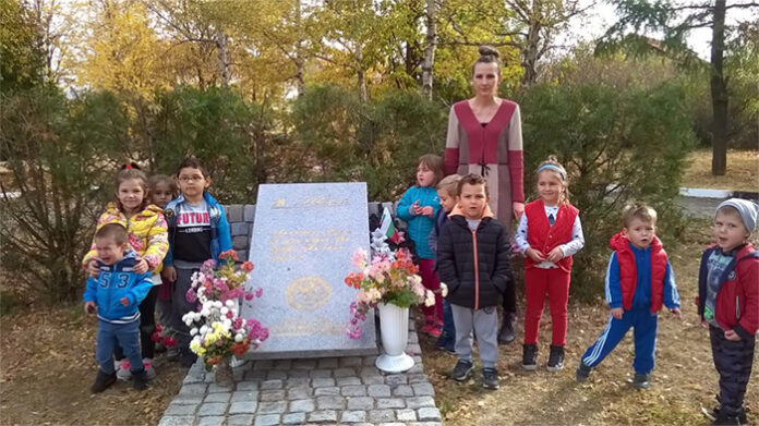Малки и големи отбелязаха Деня на народните будители в Соволяно
