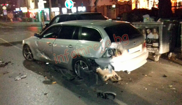 Кола се вряза в паркирани автомобили в Благоевград. Шофьорът избяга