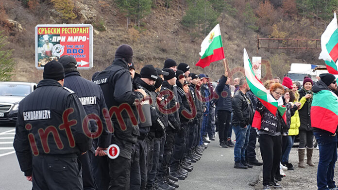 Протестиращи за кратко блокираха движението на Е-79 край Благоевград