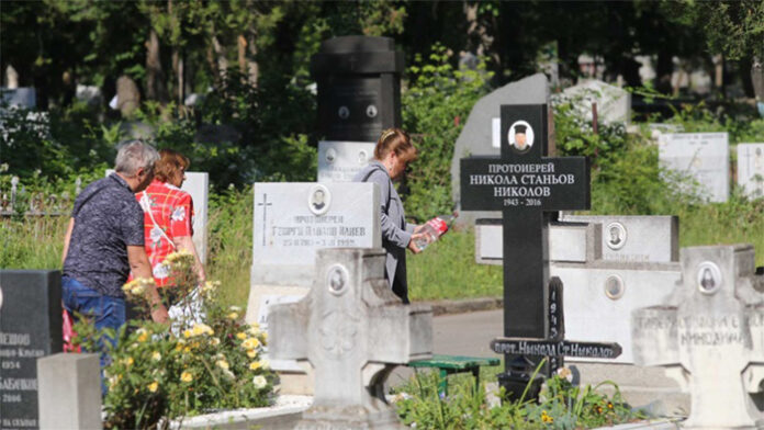 На Архангелова задушница отдаваме почит към покойниците