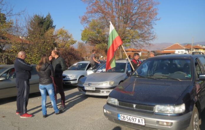 Шествие от автомобили срещу високите цени на горивата в Кюстендил, дупничани затвориха Е-79 (СНИМКИ)