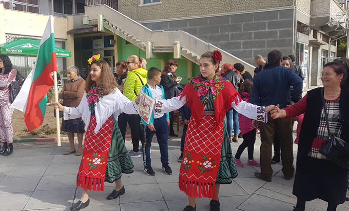 С най-дългото хоро Белица отбеляза Деня на народните будители