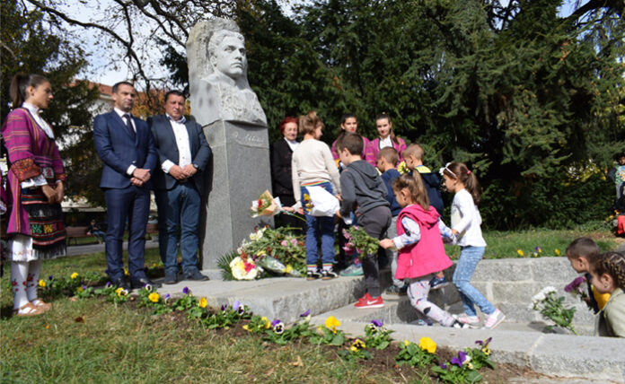 В Сандански тържествено отбелязаха Деня на народните будители